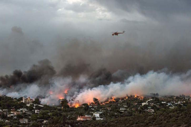 Los fuertes vientos están dificultando la lucha contra el fuego. (Angelos TZORTZINIS/AFP)