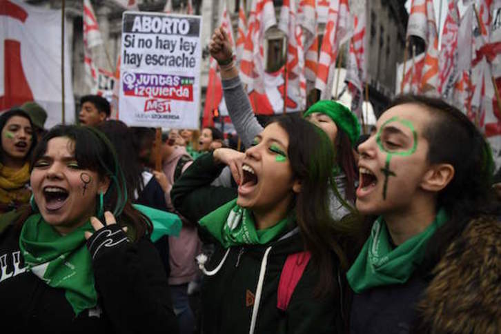 Movilización de las partidarias de la legalización del aborto, en Buenos Aires. (Eitan ABRAMOVICH/AFP)