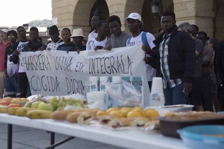 Almuerzo solidario con inmigrantes en Irun. (Jagoba MANTEROLA/FOKU)