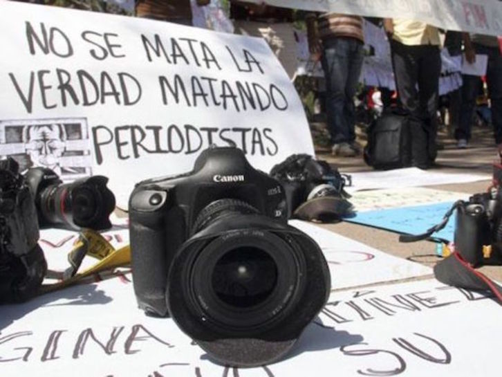 Mexikon kazetari bat hil ondorengo protesta (arg:@eldebate)