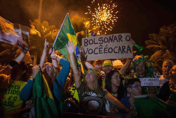 Seguidores de Bolsonaro celebran en la calle el triunfo de su líder. (MAURO PIMENTEL / AFP)