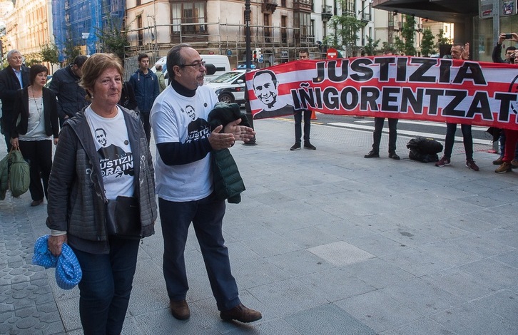 Los padres de Iñigo Cabacas saludan la concentración pidiendo justicia para su hijo.  Luis JAUREGIALTZO | FOKU