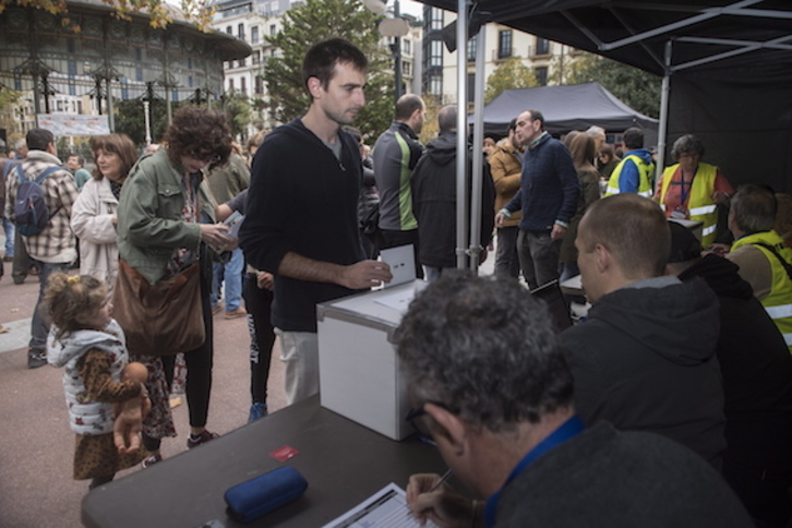 Ciudadanos de Donostia, en el colegio electoral levantado para la ocasión en el Boulevard. (Jon URBE/FOKU)