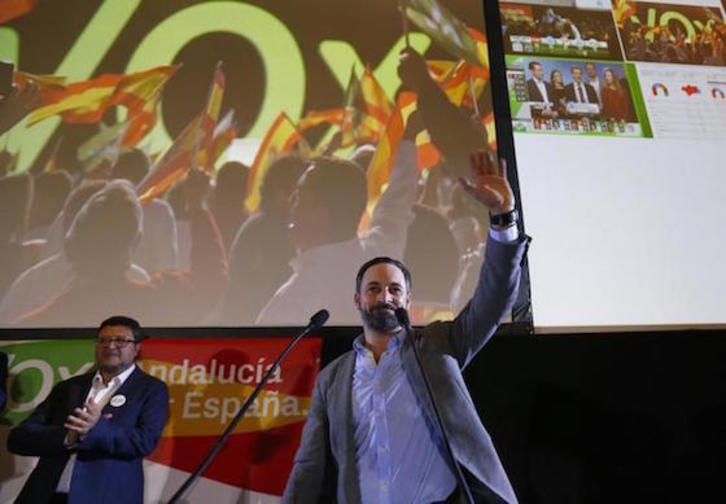El líder de Vox, Santiago Abascal, celebra los resultados.