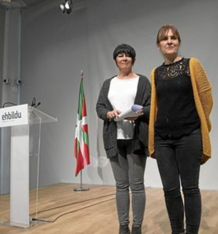 Maddalen Iriarte y Nerea Kortajarena, parte de la delegación de EH Bildu para la negociación de los presupuestos
