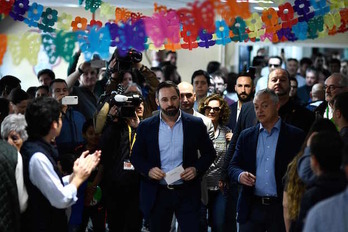 Abascal se dispone a depositar su voto en un colegio electoral de Madrid. (Oscar DEL POZO / AFP)