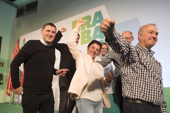 Arnaldo Otegi, Mertxe Aizpurua e Iñaki Ruiz de Pinedo celebran los resultados en Donostia. (Juan Carlos RUIS/FOKU)