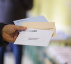 La Junta Electoral lleva a cabo el recuento de los 8.000 votos al Parlamento navarro pendientes