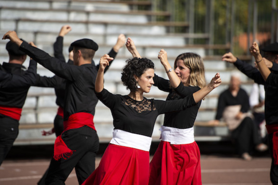 Dix-huit danseurs d'Antzuola ont rejoint la cavalcade. ©Guillaume Fauveau.