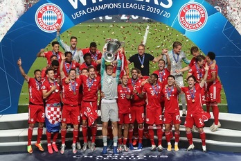 Neuer ha levantado el trofeo para jolgorio del Bayern (Miguel A. LOPES / AFP)