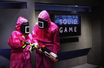 Evento sobre la serie ‘The squid game’ en el centro cultural coreano de Abu Dhabi. (Giuseppe CACACE / AFP) 