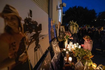 Homenaje a Halyna Hutchins en Burbank, California. (David MCNEW/AFP) 