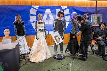 Algunos de los robots que han participado en la conferencia de prensa.