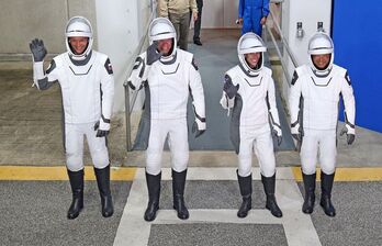 Errusiako Borisov, Danimarkako Mogensen, AEBetako Moghbeli eta Japoniako Furukawa kosmonautak suzirira sartzen.