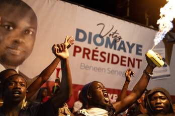 Diomaye Faye oposizioaren hautagaiaren jarraitzaileak, kalean.
