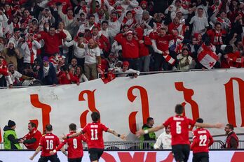 Los jugadores de Georgia celebran su primera clasificación para una Eurocopa.