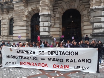 Bizkaiko Aldundiko azpikontratatutako garbitzaileen protesta martxoan, seigarren greba egunean.