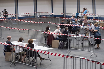 Gente votando en el polideportivo de Hernani en julio de 2020, con medias excepcionales por la pandemia.