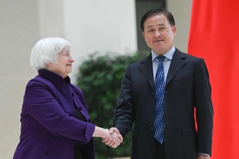 La secretaria del Tesoro de EEUU, Janet Yellen, saluda al gobernador del Banco Popular de China, Pan Gongsheng, durante su reciente visita 