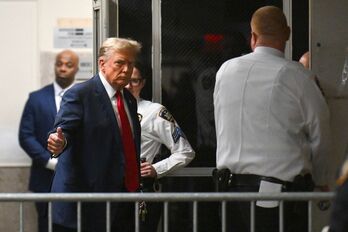 Donald Trump volviendo a entrar en sala después de un descanso en el primer dia de su juicio penal.