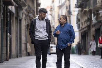 Iñaki Sagardoi y Oskar Zapata, en la calle Zapatería de Iruñea.