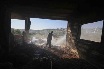 Un palestino inspecciona un hogar destruido en la localidad de Mughayyir, cerca de Ramallah.