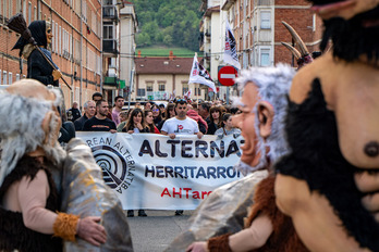 Altsasu ha acogido una manifestación contra el TAV, amenizada por gigantes, bertsolaris y trikitrilaris, entre otros.