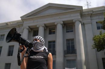 Una manifestante a favor de Palestina en la Universidad de Berkeley, en California.