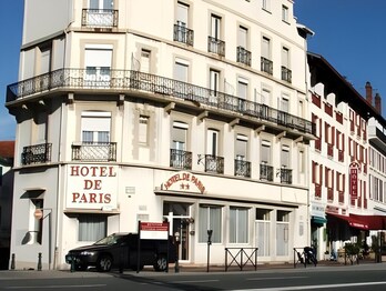 Exterior del Hotel de París, sito en el número 1 de la céntrica Avenida Passicot de Donibane Lohizune.