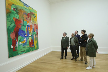 El galerista contempla una de las 200 obras de su colección, colgada este lunes en el museo.