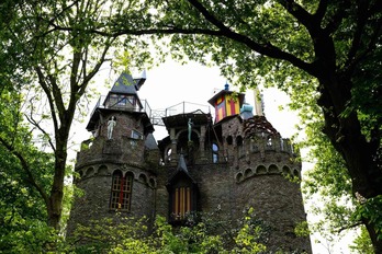 El castillo que Gregorio ha construido en su jardín. 