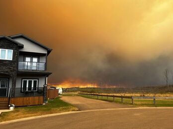 Incendio en Canadá que ya ha quemado cerca de 10.000 hectáreas de bosque. 