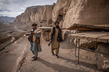 Dos talibanes patrullan en Bamiyan, ciudad donde ha tenido lugar el ataque mortal contra los turistas.